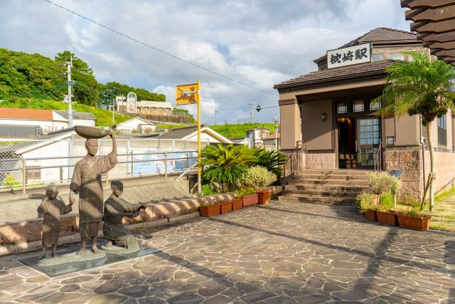 鹿児島県枕崎市の街並み(枕崎駅のかつお節行商の像)