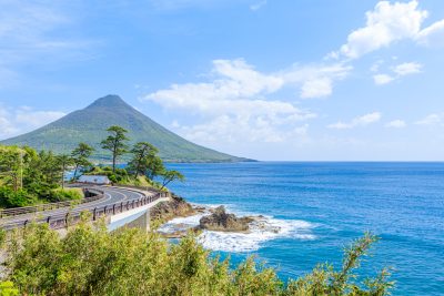 鹿児島県南九州市の海沿いの道と開聞岳の風景