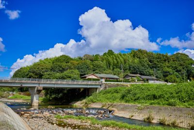 鹿児島県さつま町の前川と神崎橋と町並み