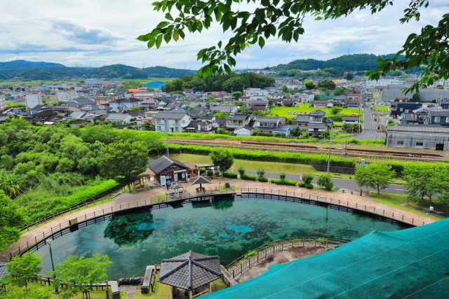 鹿児島県湧水町の 霧島山麓丸池湧水と町並み