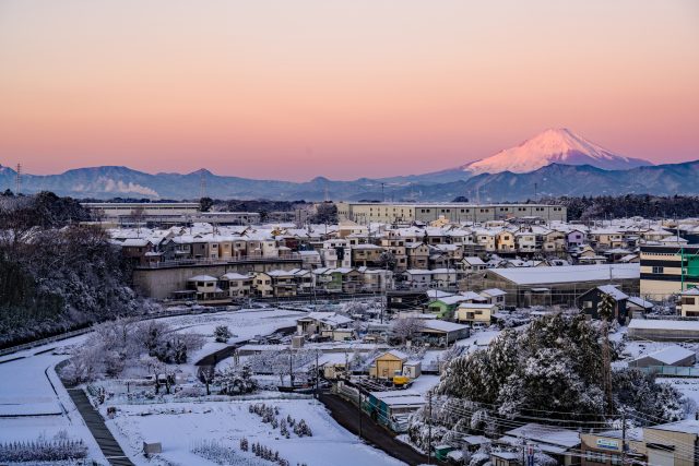 神奈川県綾瀬市からの富士山と冬の町並み