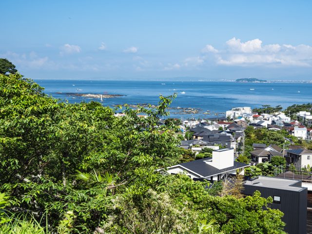 神奈川県葉山町にあるあじさい公園からの町並みと海の風景