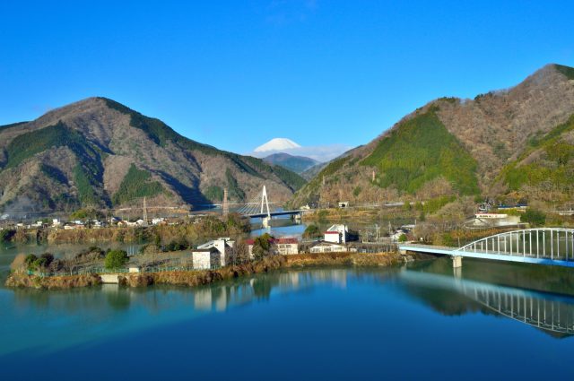 神奈川県山北町の丹沢湖と田舎の町の風景