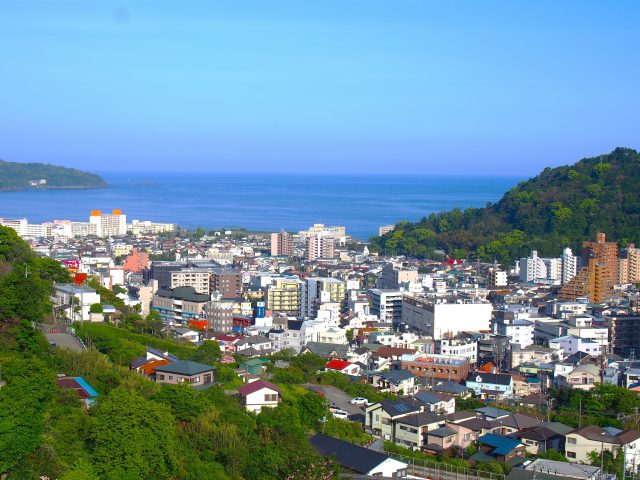 神奈川県湯河原町の町並みと海