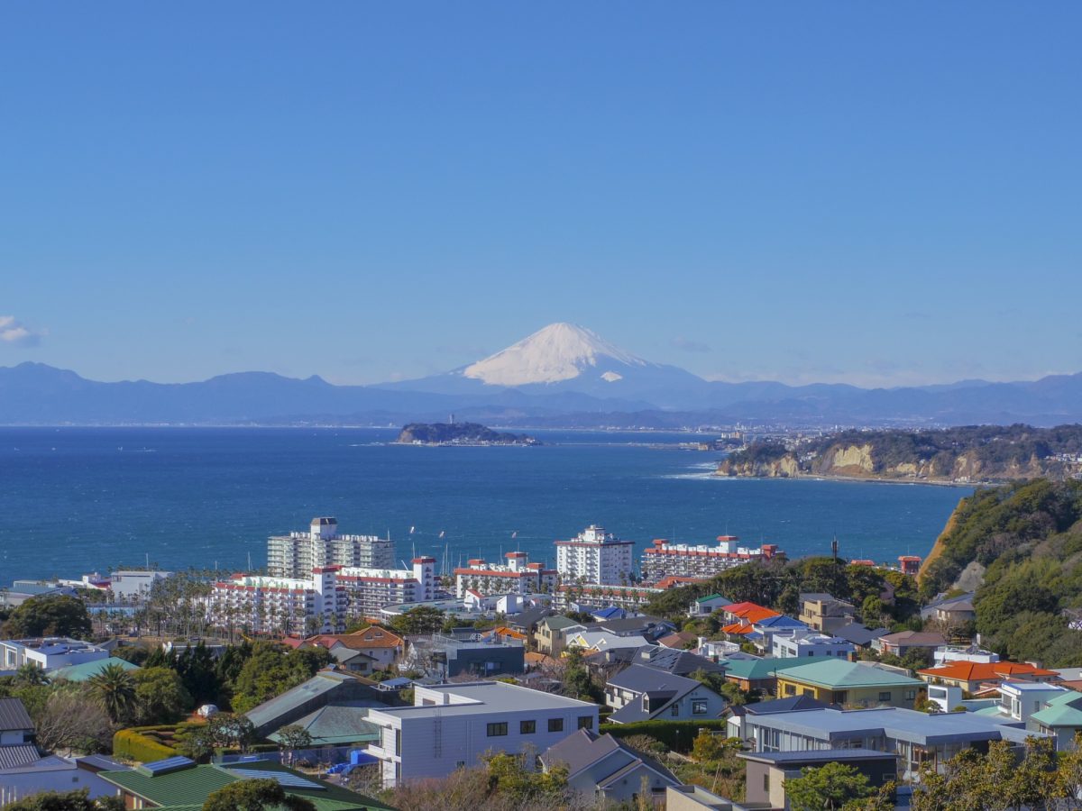 神奈川県逗子市の町並みと海沿いの風景