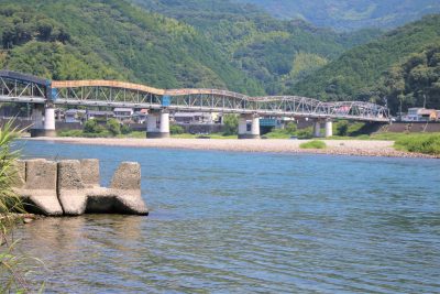 高知県いの町の仁淀川と橋とのどかな町並み