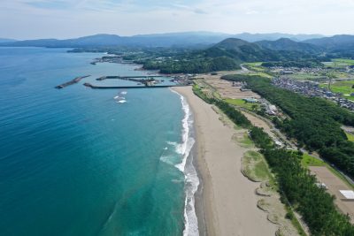 高知県黒潮町の入野海岸沿いの風景と町並み