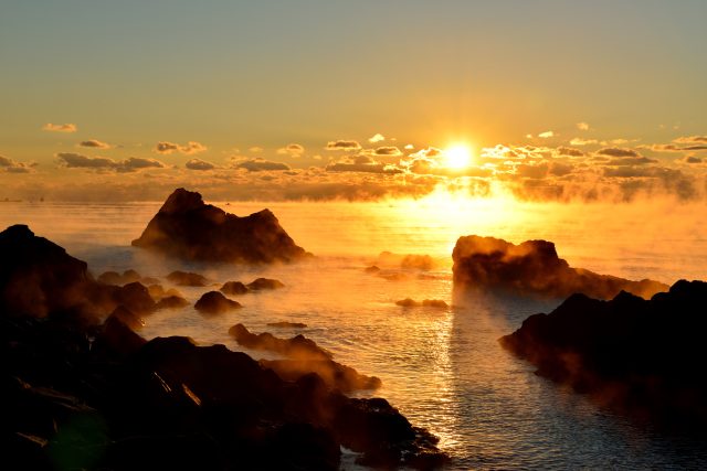 高知県中土佐町の久礼湾の朝日の壮大な風景