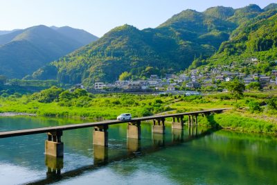 高知県越知町の浅尾沈下橋とのどかな街の風景