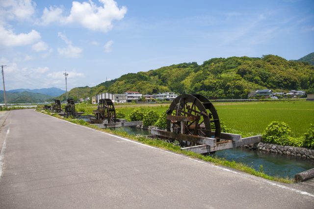 高知県四万十町の水車と田舎の田園風景
