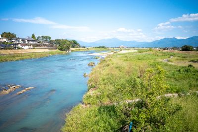 熊本県あさぎり町の多良木相良線から眺めた球磨川