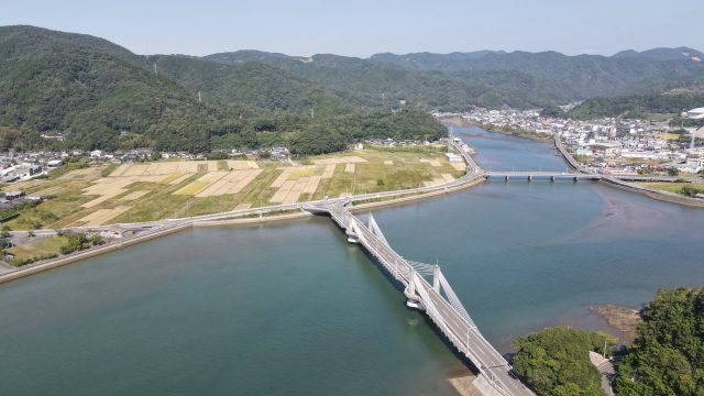 熊本県芦北町の芦北大橋と町並みの全景