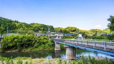 熊本県氷川町の立神峡里地公園と周辺ののどかな町並み