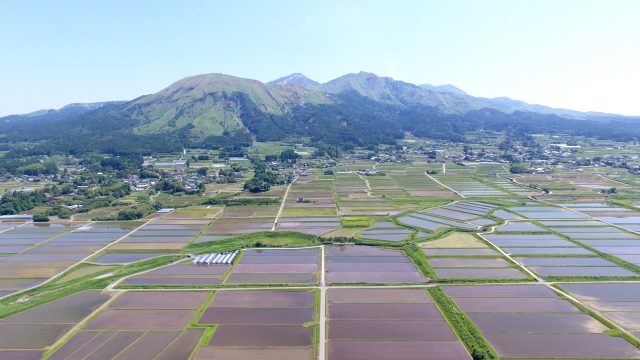 熊本県南阿蘇村の田園風景と阿蘇山