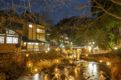 熊本県南小国町の黒川温泉街の町並みと明りの灯った風景