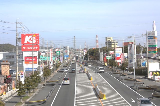 三重県朝日町の主要な大通りと市街地の風景