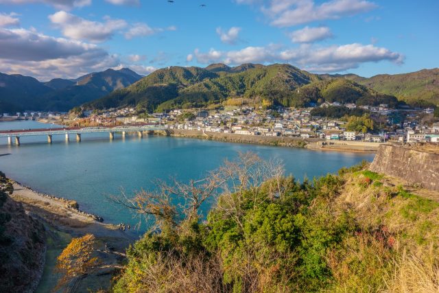 三重県紀宝町の熊野川沿いの町並み