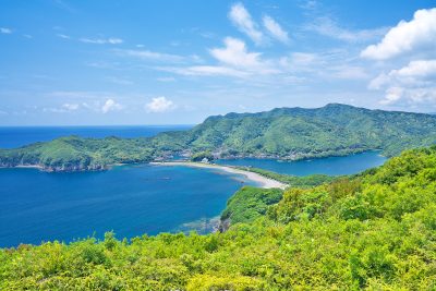 三重県南伊勢町の海岸線沿いの町並みと山々