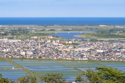 宮城県岩沼市を流れる阿武隈川と市街地周辺の風景