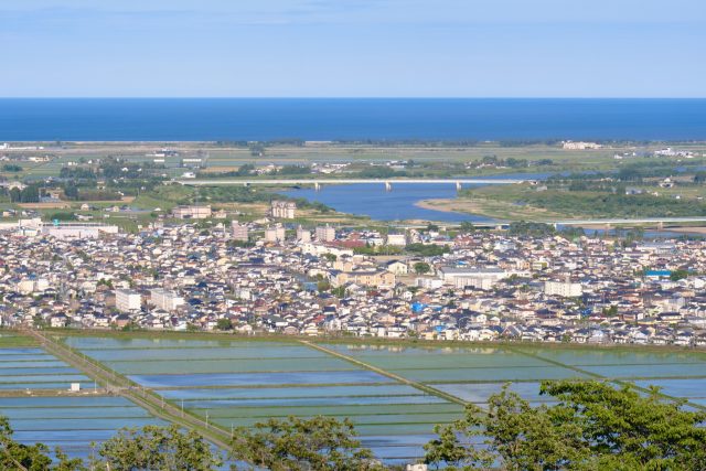 宮城県岩沼市を流れる阿武隈川と市街地周辺の風景