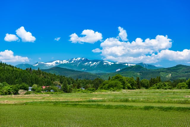 宮城県栗原市から見える栗駒山とのどかな田舎の風景