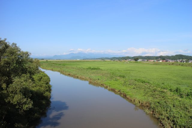 宮城県大郷町を流れる吉田川と田舎の風景