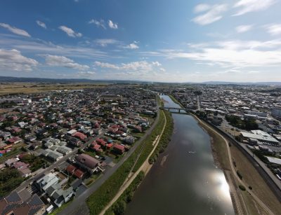 宮城県登米市を流れる河川と市街地の空撮写真