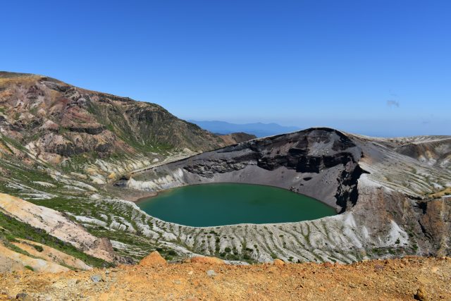 宮城県蔵王町の有名な火山地帯の御釜カルデラ湖