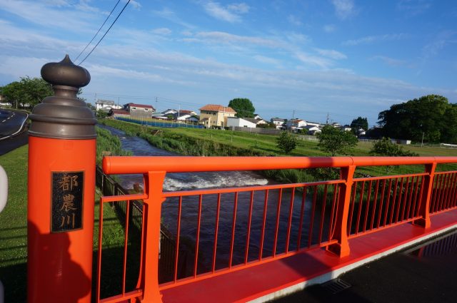 宮崎県都農町の都農川とのどかな町並み