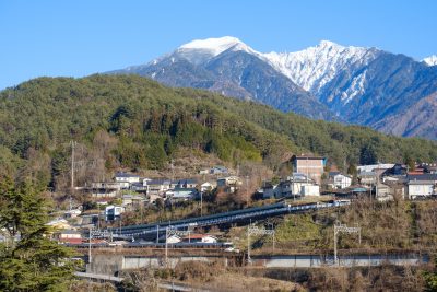 長野県上松町の町並みと木曽駒ヶ岳