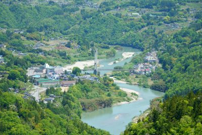 長野県阿南町の河川と街の全景