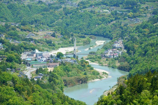 長野県阿南町の河川と街の全景