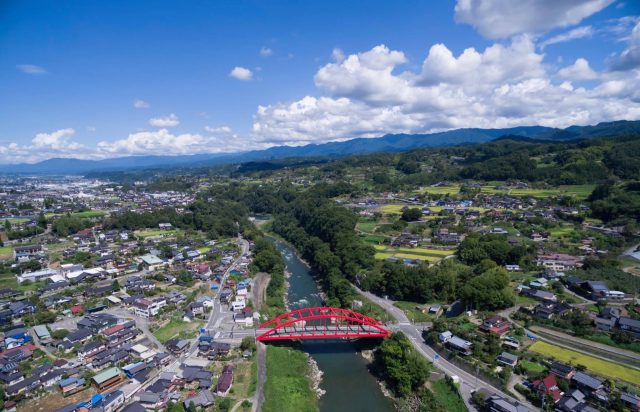 長野県飯田市上空の天竜川と橋と街の景観