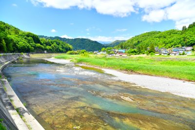 長野県生坂村の犀川上流方向を望む風景