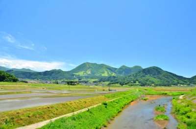 長野県木島平村ののどかな田園風景と樽川、樽橋