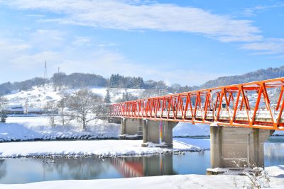 長野県中野市の小牧橋と千曲川と町並み