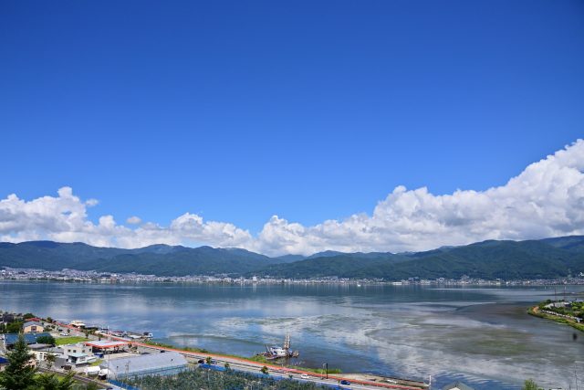 長野県岡谷市から見える諏訪湖の夏の景色