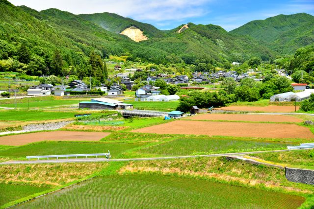 長野県佐久穂町のデ年と町並みの風景