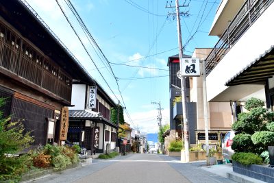長野県下諏訪町の宿と伝統的な町並みの風景