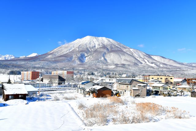 長野県信濃町の町並みと黒姫駅周辺、黒姫山方面を望む