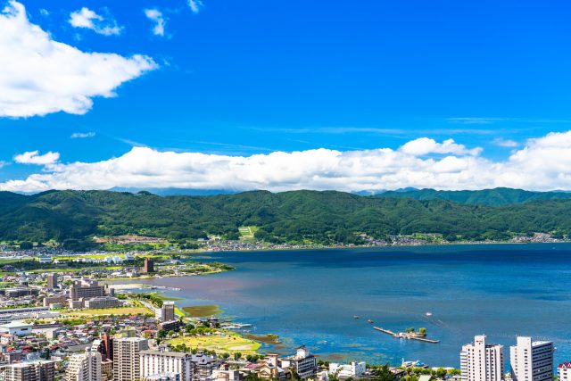 長野県諏訪市の諏訪湖とのどかな町並みの風景