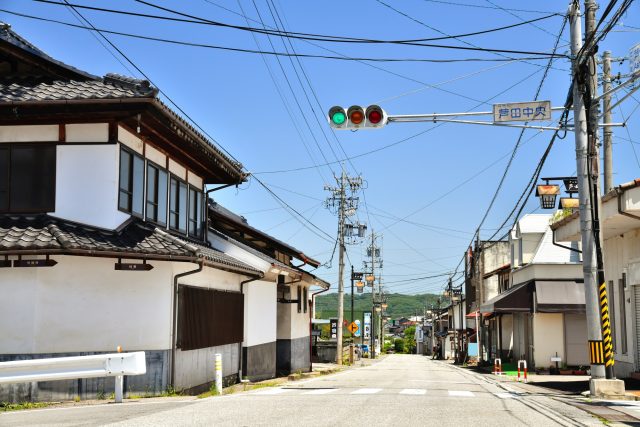 長野県立科町の田舎道と交差点沿いの町並み