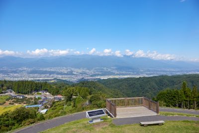 長野県豊丘村の福島てっぺん公園から町並みと中央アルプスを望む