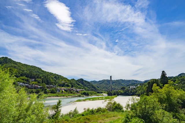 長野県泰阜村の天竜川沿いの風景