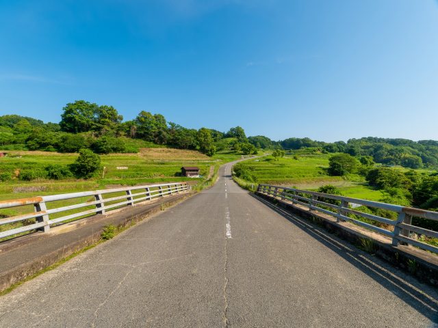 奈良県明日香村の田園風景と田舎道