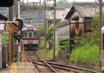 奈良県広陵町の箸尾駅とローカル線の電車と町並み