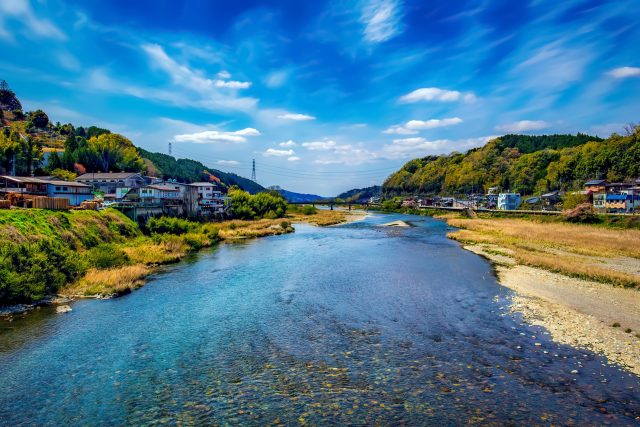 奈良県大淀町の吉野川と田舎ののどかな町並み