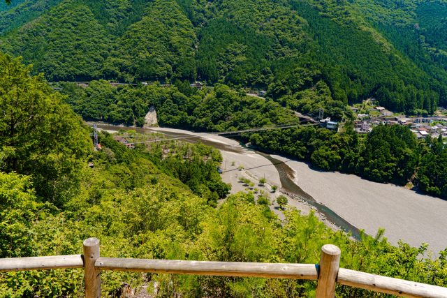 奈良県十津川村のつり橋のある田舎の町並み