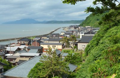 新潟県出雲崎町の港町と海のある田舎の風景
