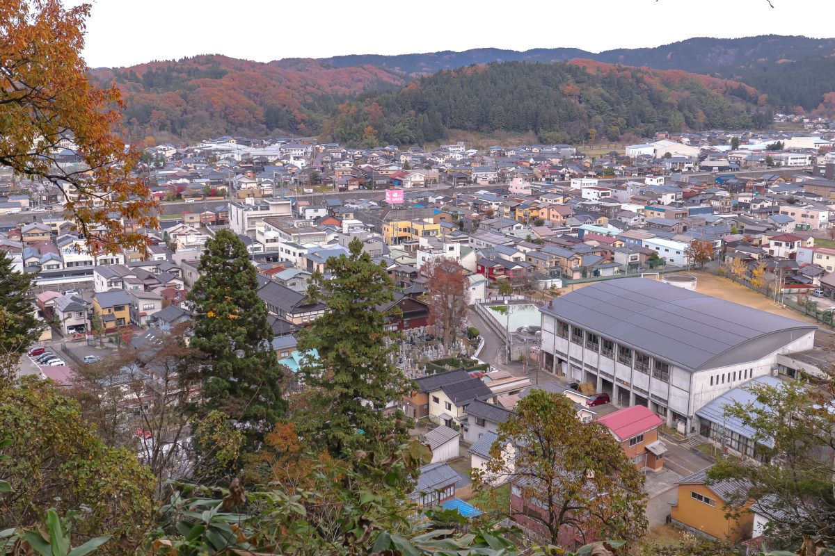 新潟県加茂市の公園から眺める市街地の町並み